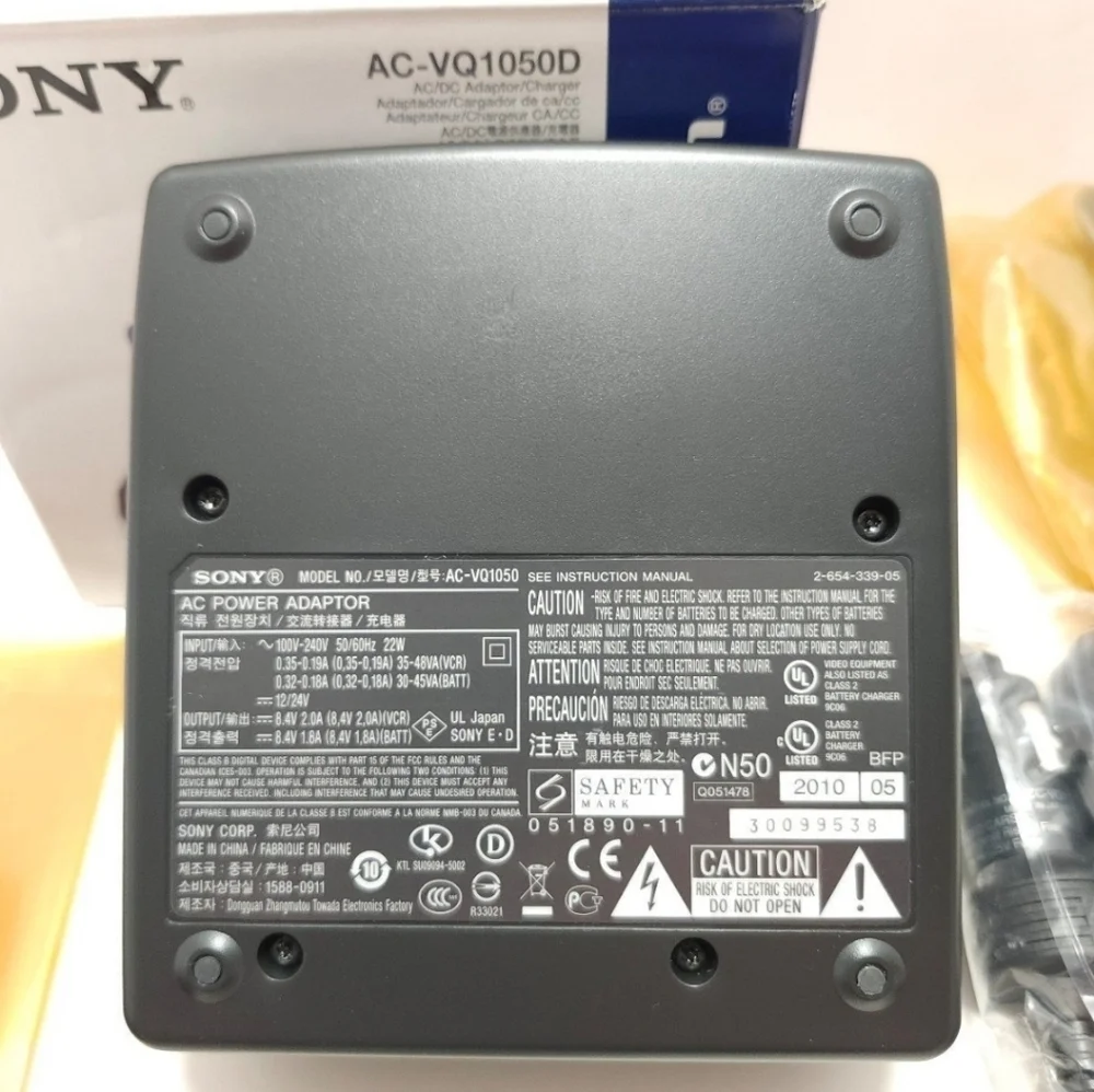 Sony AC-DC Adaptor/SuperQuick Charger for L-Series Batteries AC-VQ1050